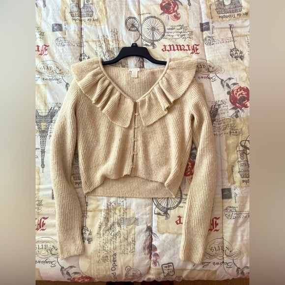 H&M Elegant Beige Sweater. - Picture 1 of 7